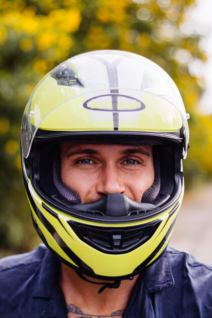 车辆在泰国繁忙的公路边骑摩托车的戴着黄色头盔的男摩托车手的画像旅游时尚速度