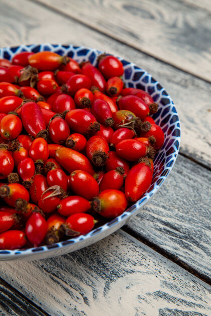 维生素正面图红色果实成熟 浆果酸涩 表面呈灰色 果实呈浆果色 植物为维他命树樱桃番茄生的水果