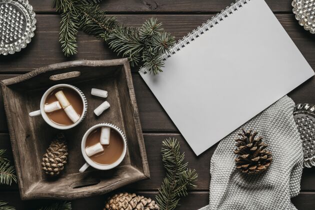 冬季顶视图热巧克力与空白笔记本热的美味的配料