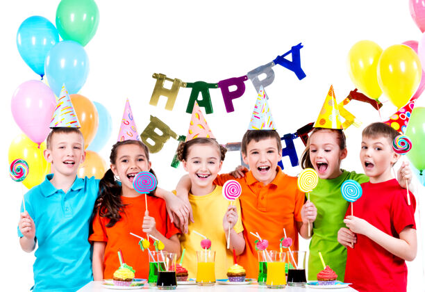 同学一群快乐的孩子拿着五颜六色的糖果在生日聚会上玩得很开心-孤立在白色的地板上食物帽子糖果