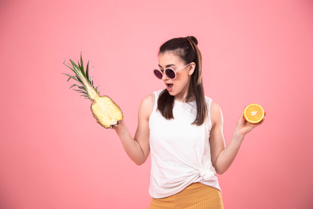 时尚戴着太阳镜的时尚少女手持水果暑假概念肖像魅力水果