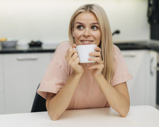 社交笑脸女人在大流行期间在家喝杯咖啡杯子Ncov隔离