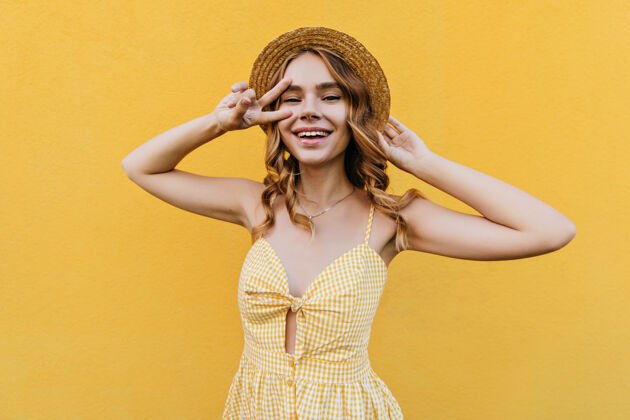 帽子浪漫的金发女人在格子裙表达幸福室内肖像穿着漂亮的女孩微笑人金发人