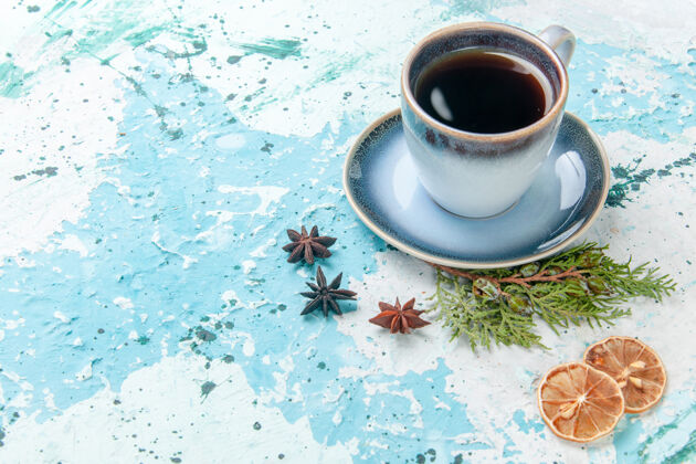 浓缩咖啡前视图一杯浓咖啡和浅蓝色表面上的热饮料喝咖啡彩色照片杯子早餐热的
