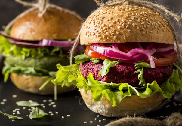 快餐把素食汉堡放在砧板上美味膳食菜单