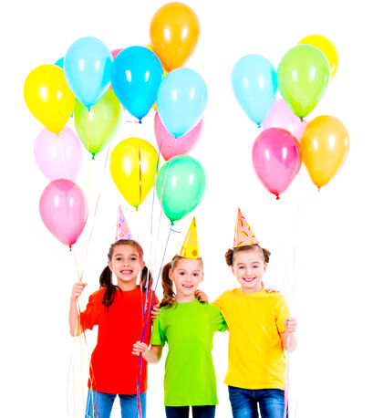 庆祝三个可爱的小女孩和彩色气球的肖像-隔离在一个白色的庆祝帽子三件