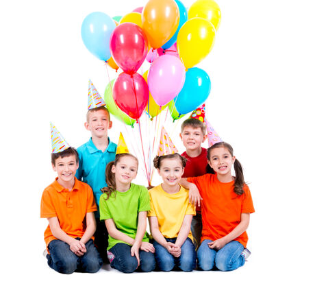 庆祝快乐的男孩和女孩戴着派对帽 彩色气球坐在地板上-白色的隔离聚会孩子轮毂盖