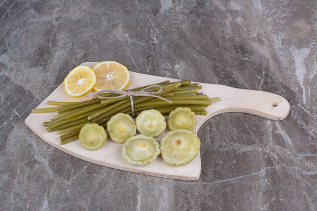 腌制各种泡菜放在木板上绿豆食品腌制