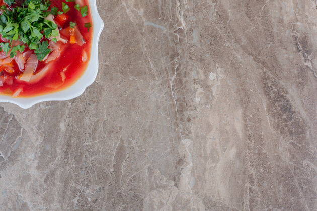 美味俄罗斯罗宋汤与香菜装饰大理石视图顶部顶部视图