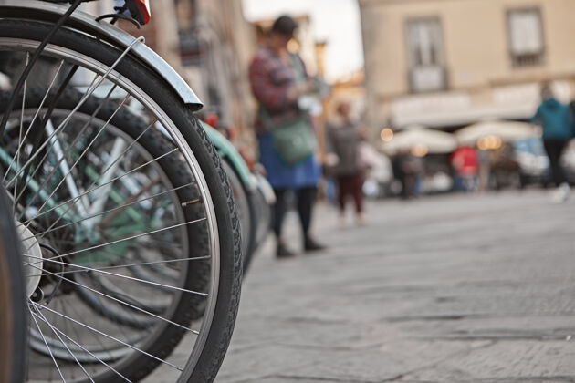 活跃停在街上的自行车轮子的特写镜头自行车比赛城市