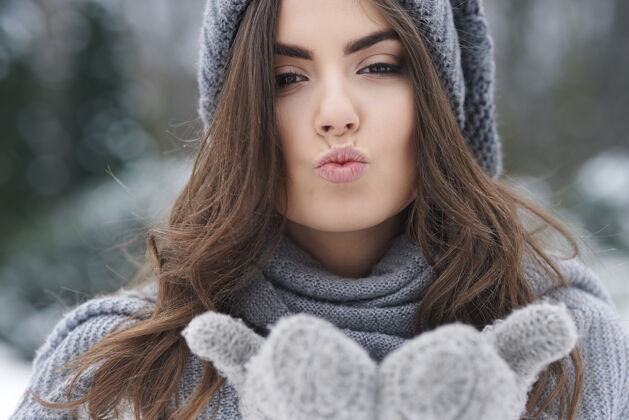 时尚模特在冬天寒冷的日子亲吻享受爱围巾