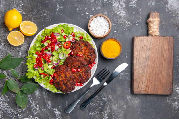 特纳顶视图美味的肉排与沙拉和调味品的灰色桌面照片食物盘调味品餐厅肉