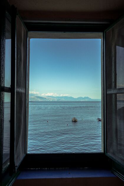风景一个开放的窗口与美丽的大海的看法垂直拍摄房子空旷自然