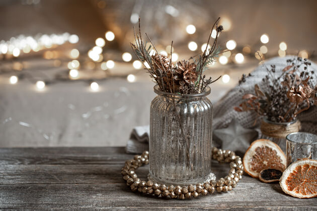 装饰静物画与装饰玻璃花瓶在一个模糊的背景与波基家居装饰概念的家组成圣诞节Bokeh