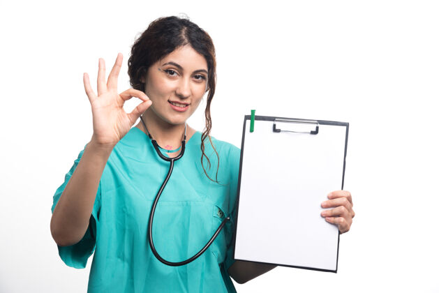 人女医生在白色背景上用ok手势显示空白剪贴板高质量照片医疗医生微笑