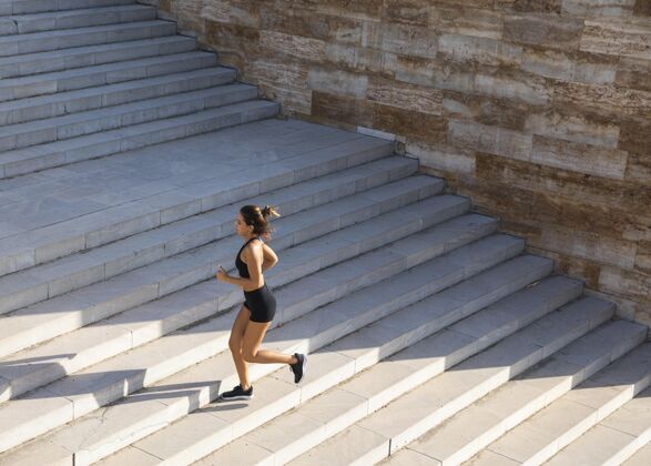 运动全镜头女人跑楼梯户外健康健身