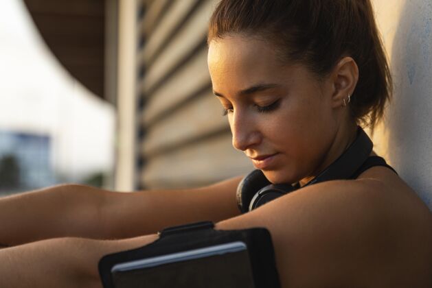 健身贴身女人用手机跑步运动运动