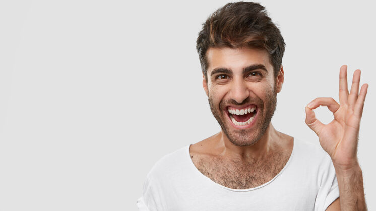 人类积极的白人男性表现出正常或零的迹象 微笑着兴奋 感到高兴成功手势成功