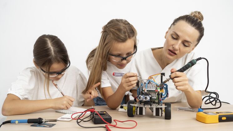 学习女生和女老师一起用机器人车做科学实验学习教育眼镜