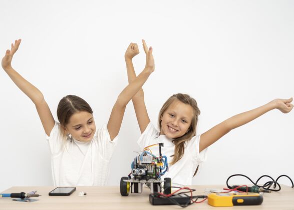 学习笑脸女孩做科学实验机器人学校女孩