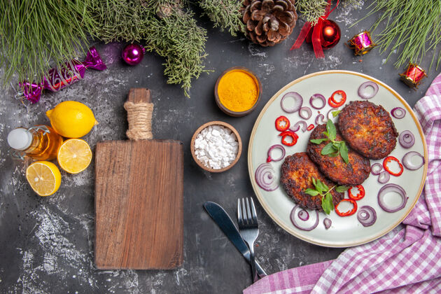 胡椒粉顶视图美味的肉排与洋葱圈上的浅灰色背景餐照片肉菜晚餐肉片菜肴