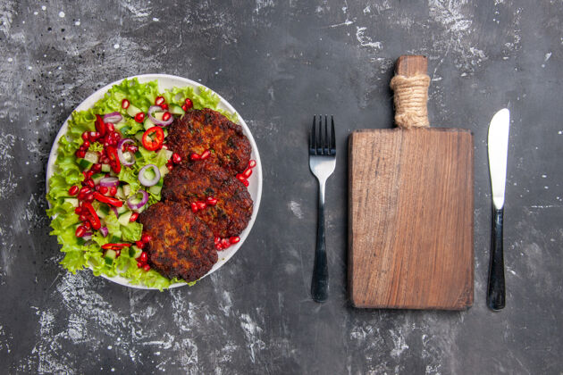 胡椒顶视图美味肉排与新鲜沙拉在灰色办公桌上照片肉菜食品餐厅沙拉桌子