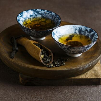 天然茶杯和草药的摆放水平茶排列