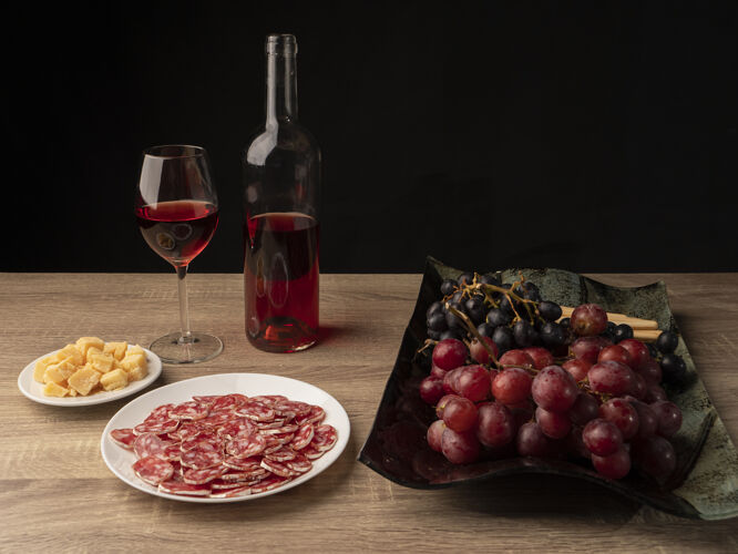 奶酪意大利腊肠片和奶酪配红酒 两种葡萄和意大利格里西尼前景深色开放