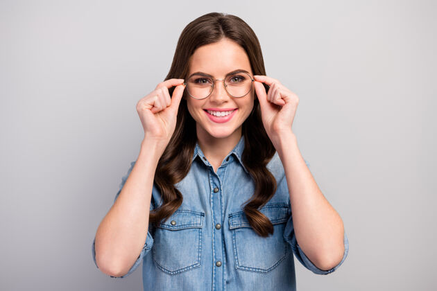 视力美丽漂亮的商务小姐的特写照片使用新的眼镜与电脑工作节省保护视力穿规格休闲牛仔裤衬衫隔离灰色眼镜牛仔裤牛仔