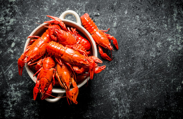 餐厅乡村餐桌上碗里的红煮小龙虾动物壳热