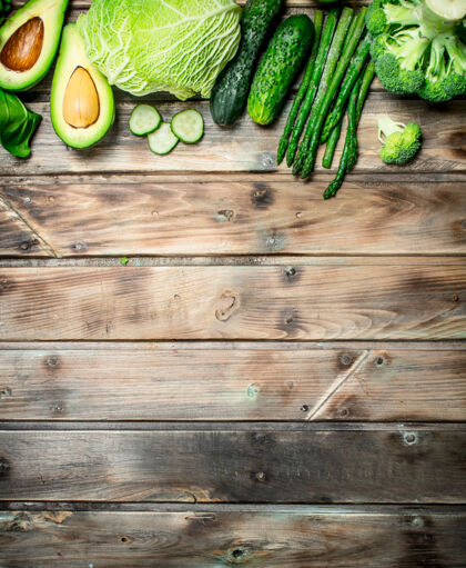 水果绿色食品各种各样的有机水果和蔬菜放在乡村的桌子上餐桌素食者绿色