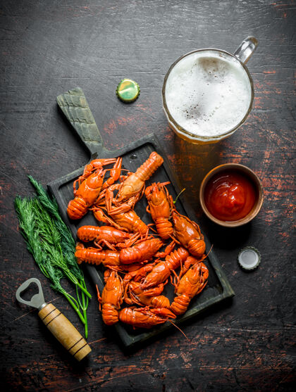 餐厅把煮好的小龙虾放在砧板上 用啤酒和番茄酱放在乡村的桌子上海鲜切美味