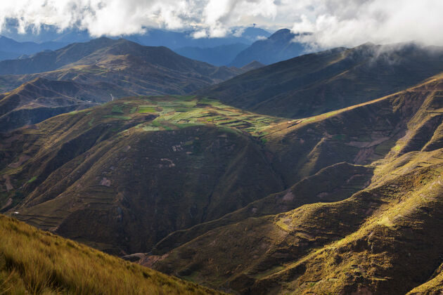 农田南美洲秘鲁青山上的农田乡村土地高地