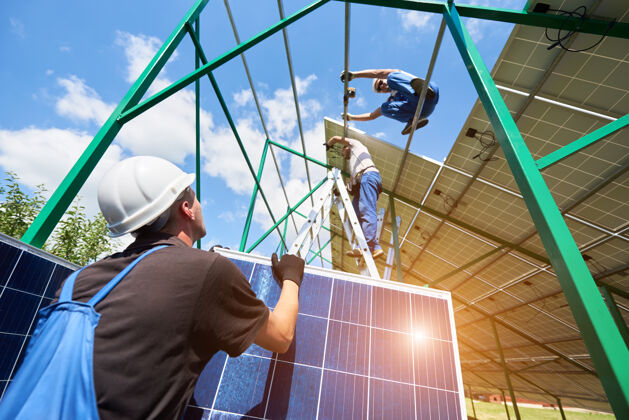 阳光安装独立太阳能光伏板系统创新房子工人