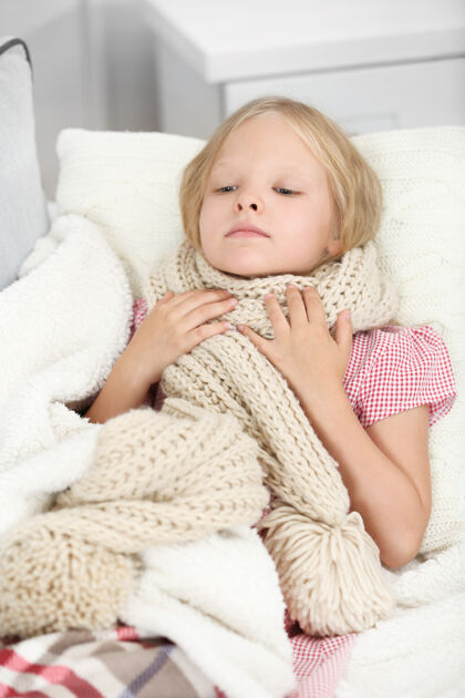 疾病喉咙痛的小女孩躺在床上思想女儿小