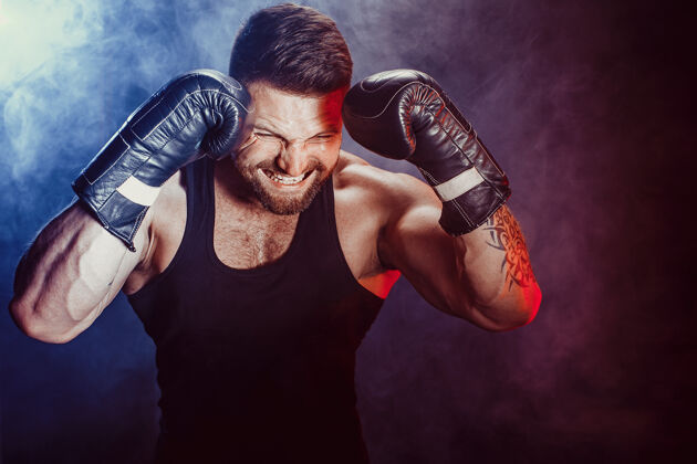 跆拳道拳击手在黑墙上和影子搏斗复制空间拳击运动理念纹身比赛健康
