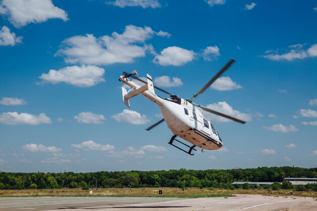 着陆一架白色直升机从跑道上起飞航空水平旅游