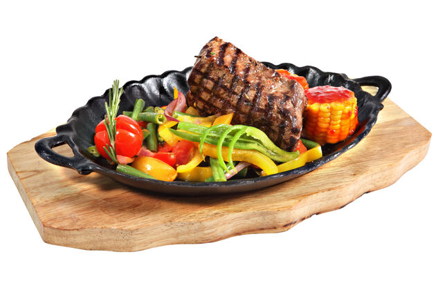 烤肉铸铁椭圆形墨西哥牛排盘 木质盘上有把手 白色背景隔离菜肴板一餐