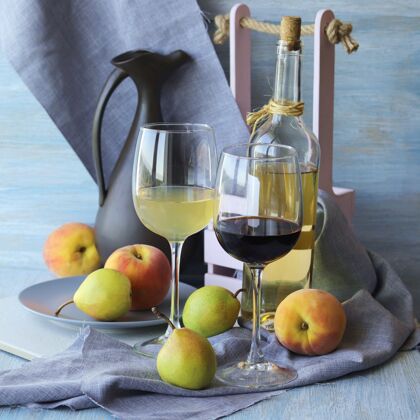 美味木桌上的酒和水果 灰色亚麻餐巾 家常菜红酒收获葡萄酒
