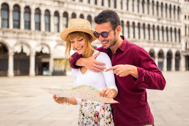 欧洲年轻夫妇在威尼斯游玩-游客在意大利旅游和观光威尼斯最相关的地标-关于生活方式 旅游 旅游的概念旅游目的地美丽