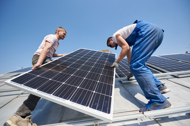 维护在屋顶安装太阳能光伏板系统修理工能源电压