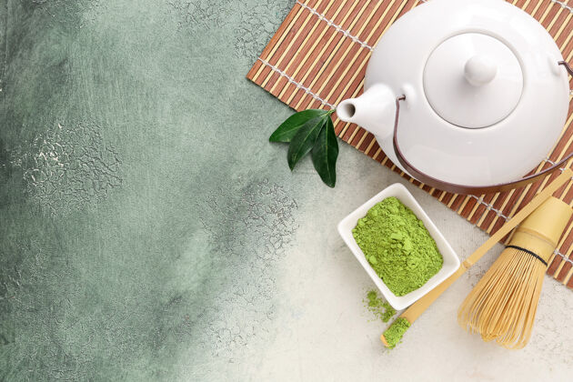 茶在彩色背景上用抹茶粉组成东方光叶