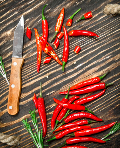 味道一片红辣椒用刀放在乡村的桌子上调味品生的成熟