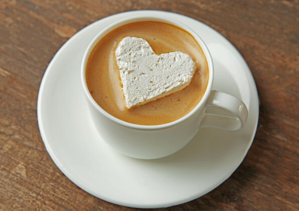 美味一杯咖啡加棉花糖放在木桌上圆形爱季节