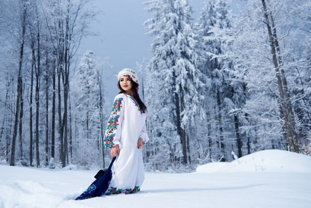 刺绣雪景背景上的冬日女人肖像风景装饰刺绣