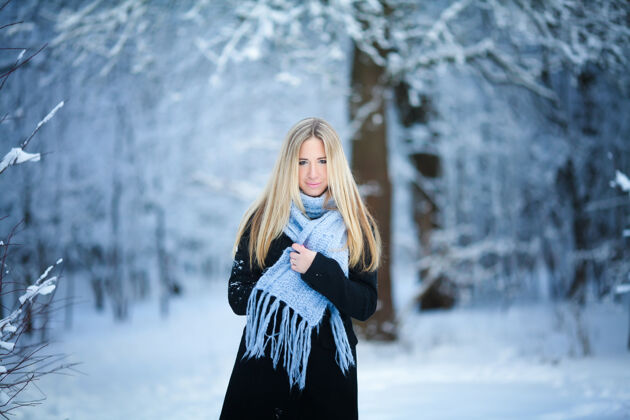 霜冻冬天小女孩走在雪林里 微笑着好心情雪花天气时尚