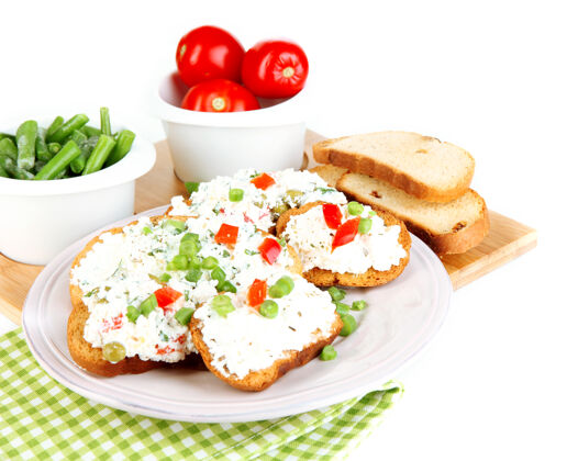 饥饿夹着白干酪和青菜的三明治放在盘子里欧芹食物法式面包