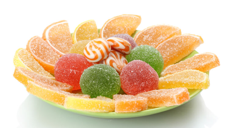浆果五颜六色的果冻糖果放在白色的盘子里童年柑橘混合