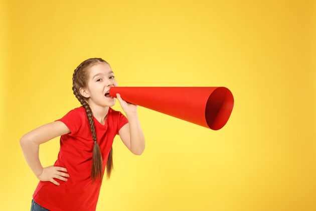 广告小女孩对着纸上的扩音器大声喊叫信息活动领导
