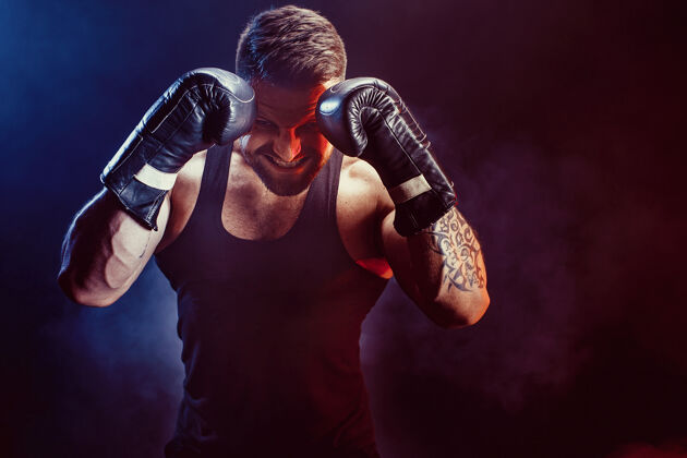 拳击拳击手在黑墙上和影子搏斗复制空间拳击运动理念运动力量力量